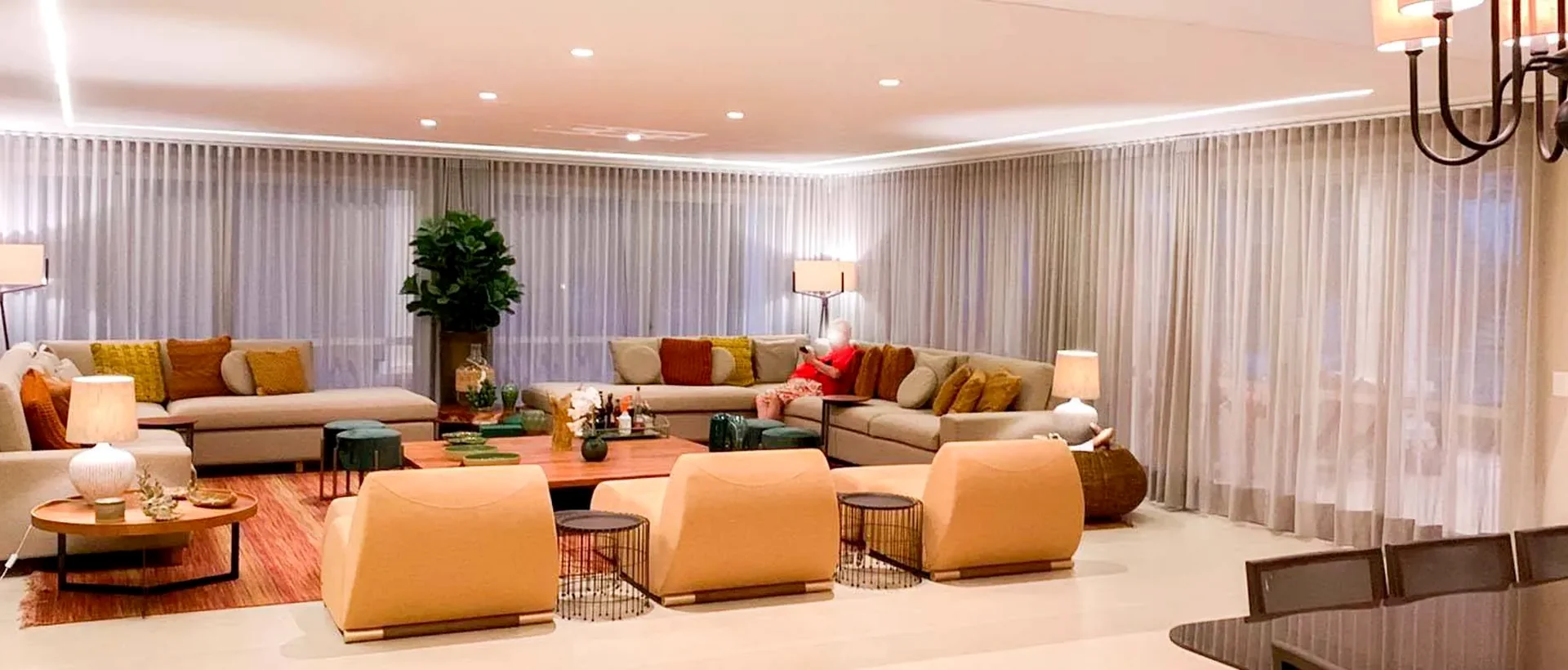 Sala com cortinas sob medida